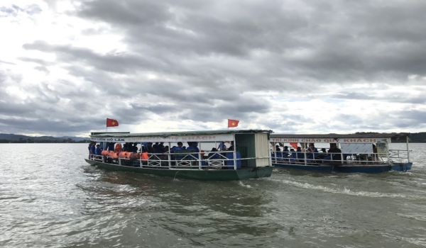 du thuyen tren ho Lak_compressed